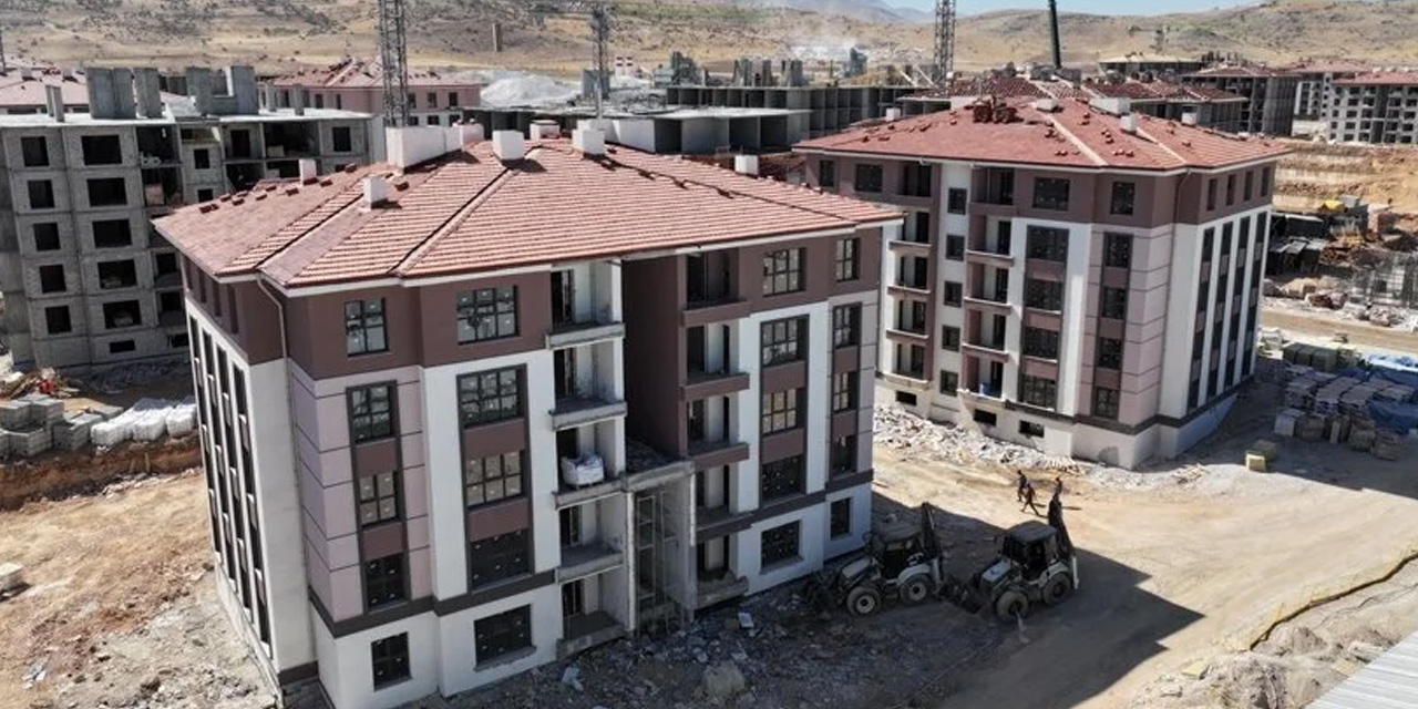 Deprem bölgesindeki çalışmalar bayram tatilinde de aralıksız sürdü