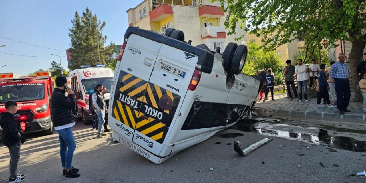 Minibüs ile otomobil çarpıştı: 4 yaralı