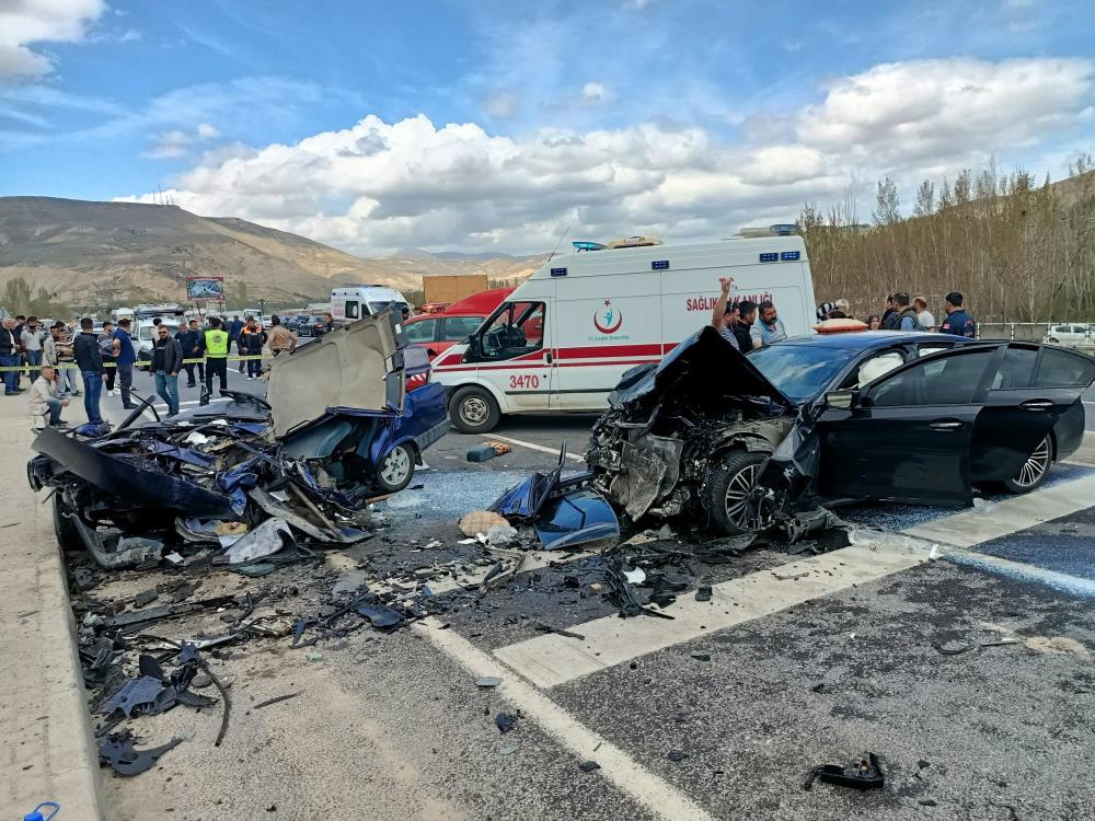 İki otomobil çarpıştı: 3 ölü, 5 yaralı