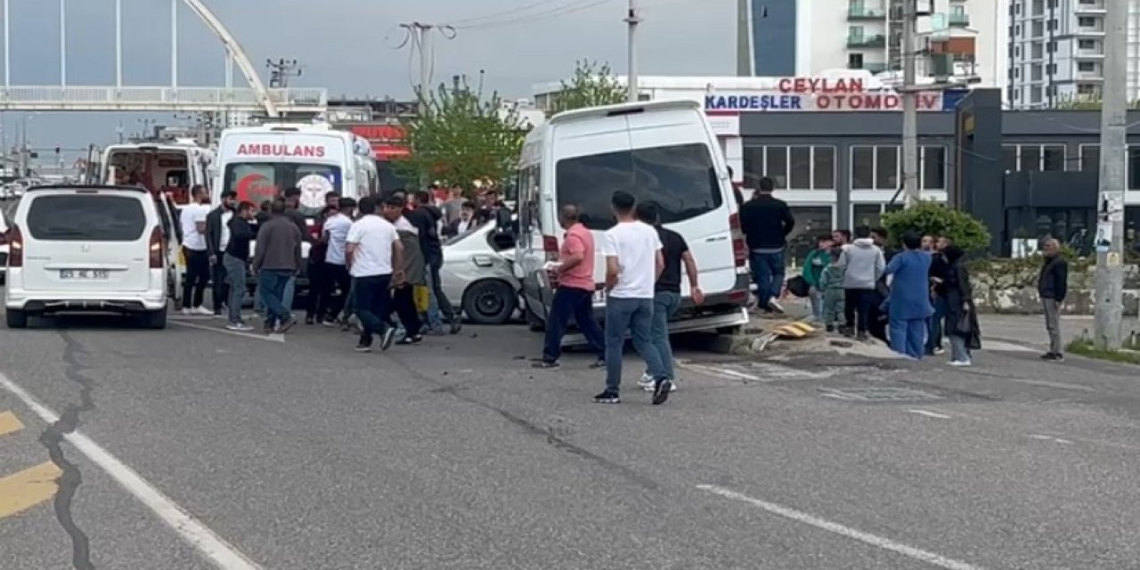 Diyarbakır’da minibüs ile otomobil çarpıştı: 3 yaralı