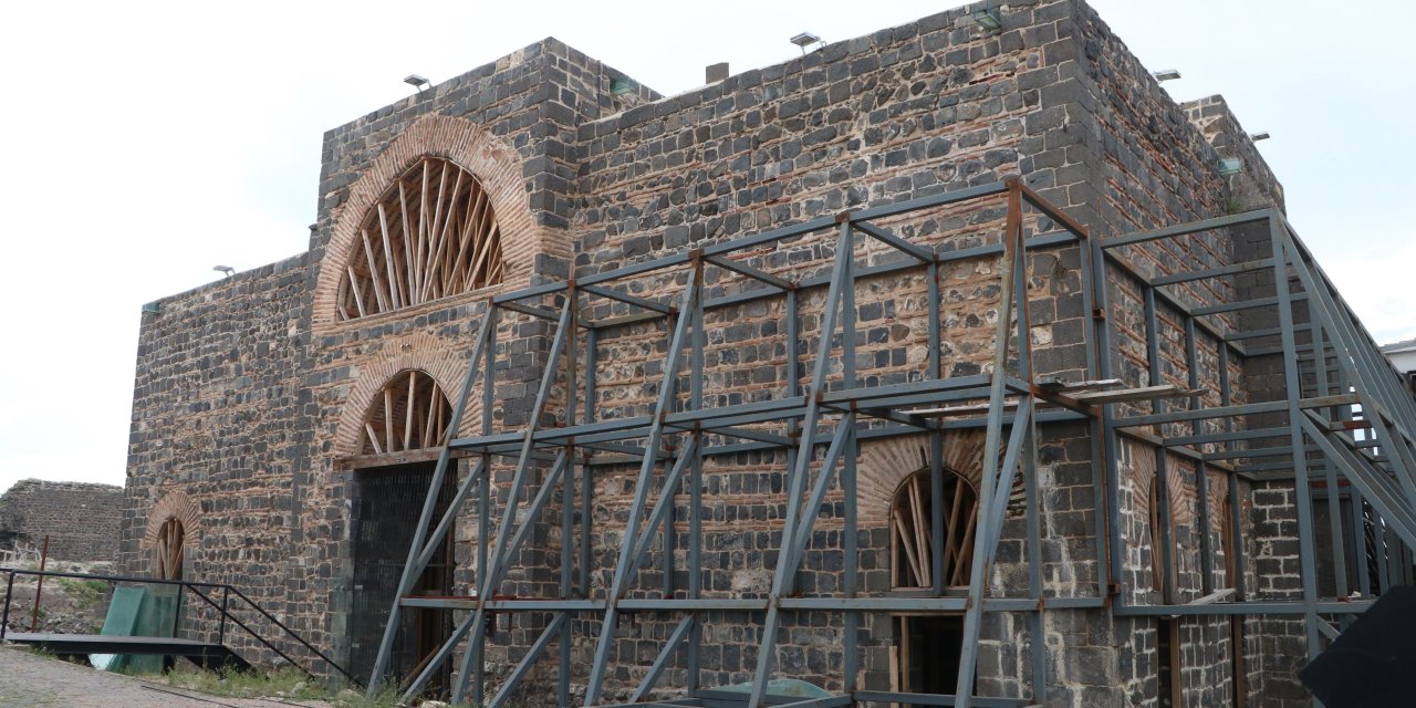 Diyarbakır'da depremde hasar gören iki tarihi mekan restore ediliyor