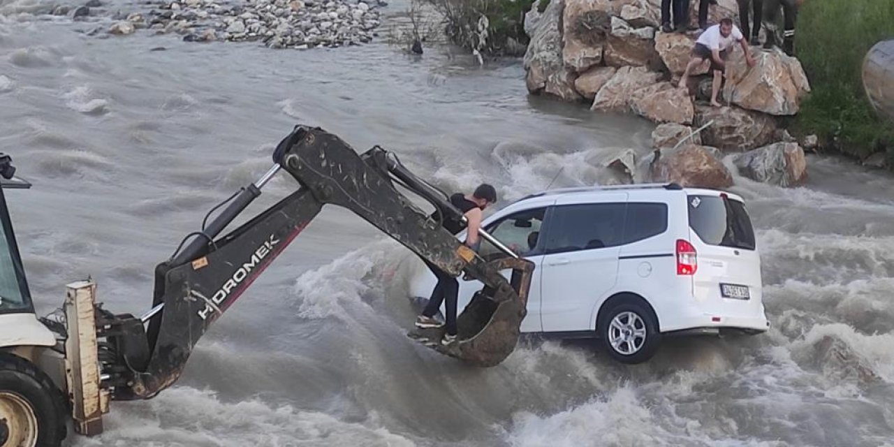 Çaya uçan araç kayalıklarda asılı kaldı