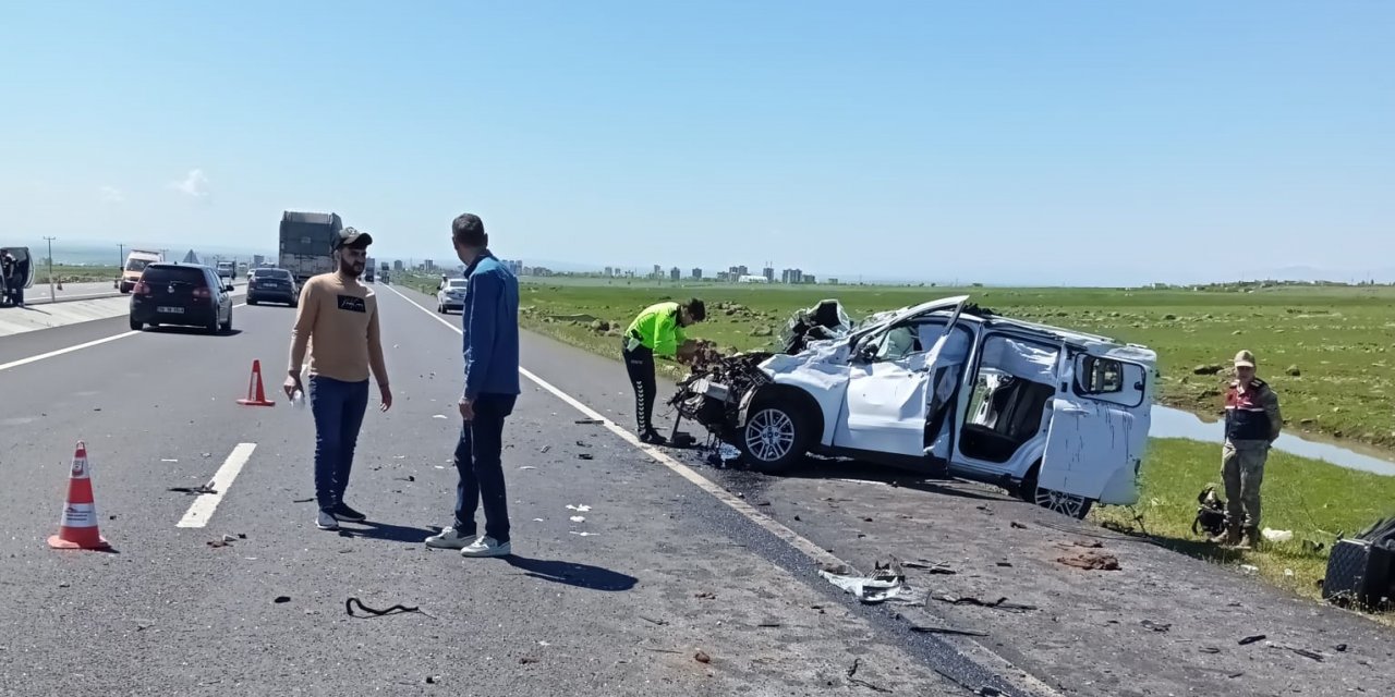 Otomobille hafif ticari aracın çarpıştığı kazada 2 kişi öldü