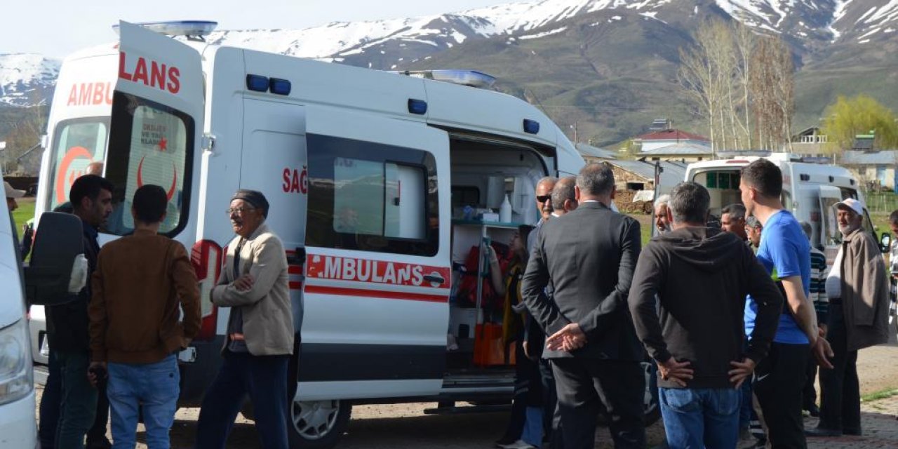 Köy muhtarının aracıyla öğrenci servisi çarpıştı: 10 yaralı