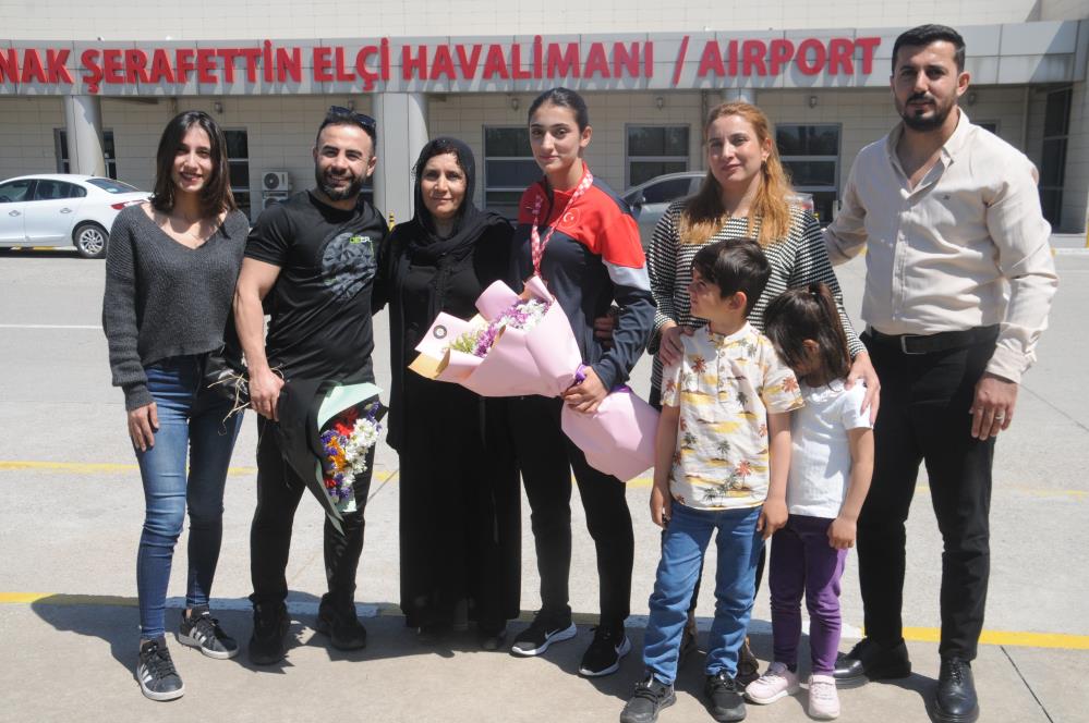 Avrupa 3.'sü genç boksör Cizre’de çiçeklerle karşılandı