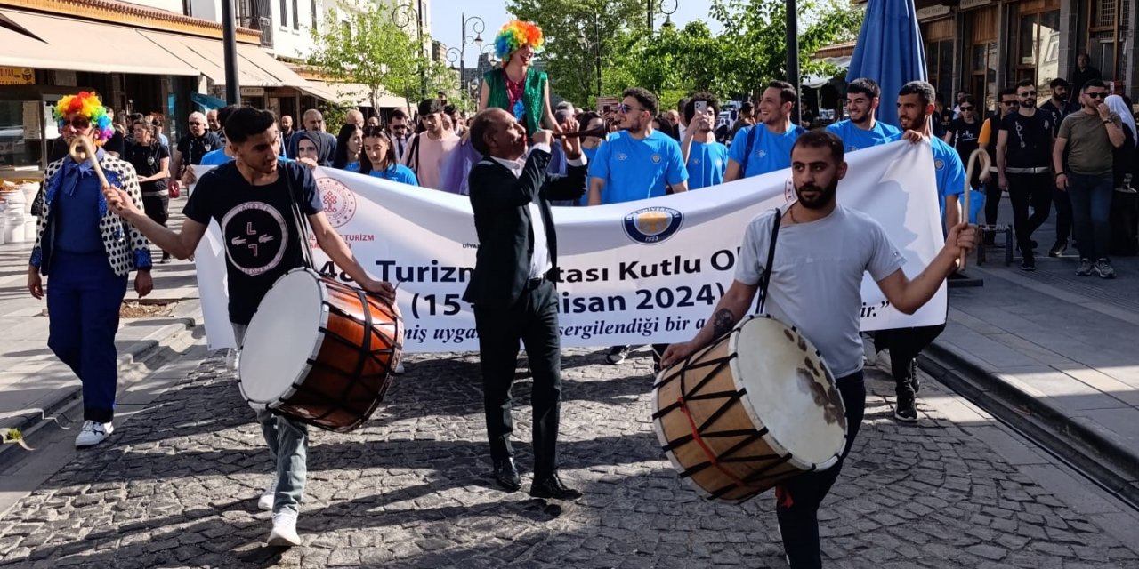 VİDEO - Yıllar sonra Suriçi’nde turizm korteji