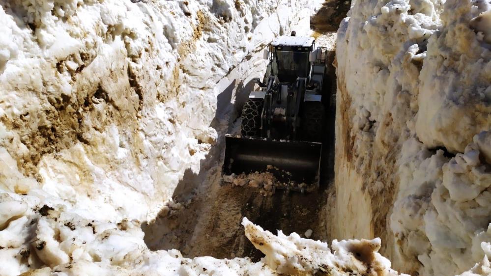 Yüksekova'da 5 metreyi bulan karda yol açma çalışması