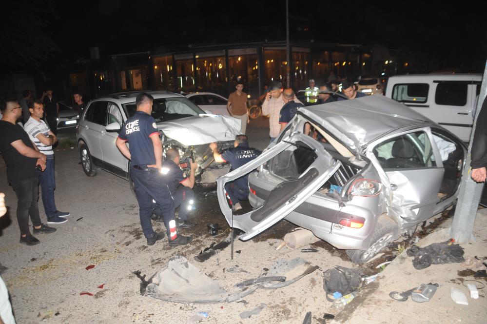 İki otomobil kafa kafaya çarpıştı: 1’i ağır 3 yaralı