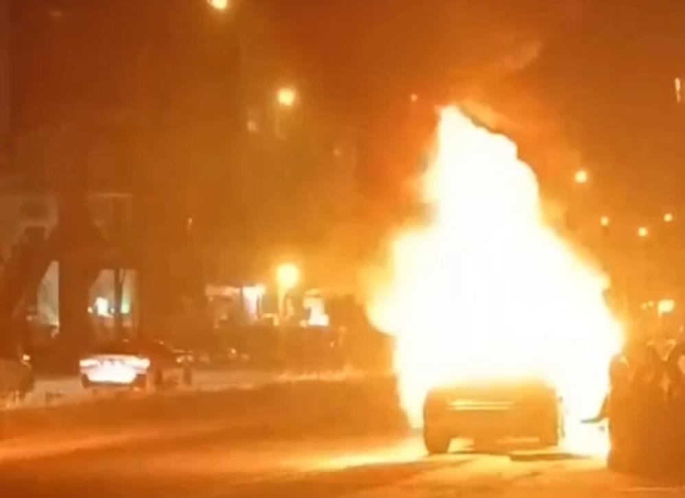 Park halindeki otomobil alev topuna döndü