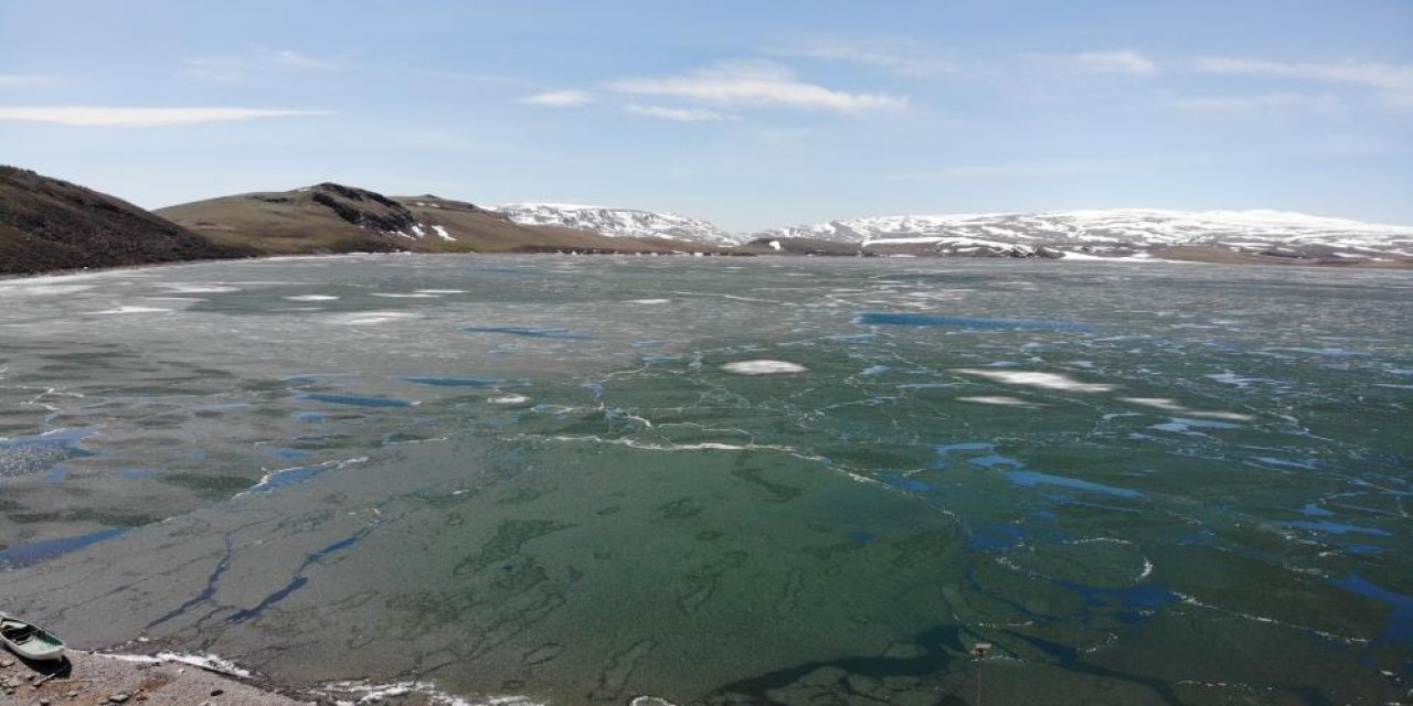 Kars’ın zirvesindeki gölün buzları çözülüyor
