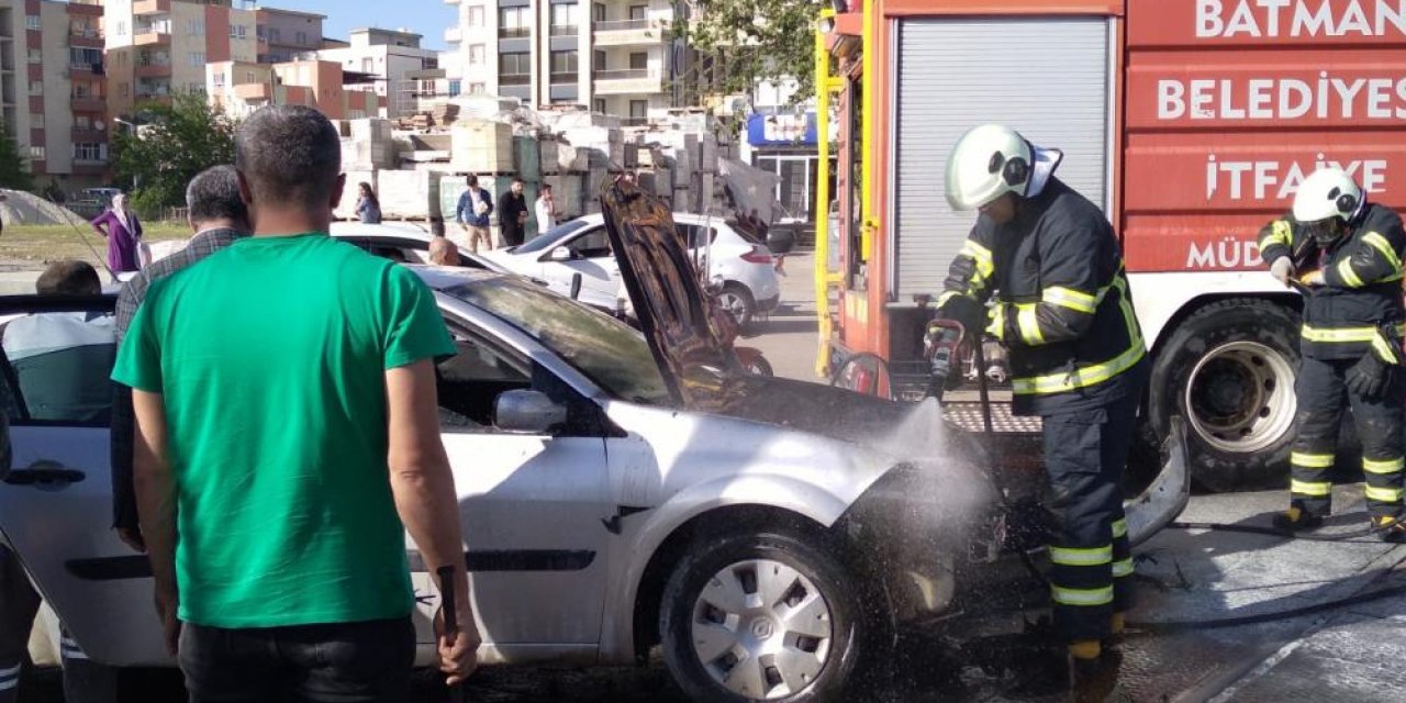Batman’da seyir halindeki otomobil alev aldı