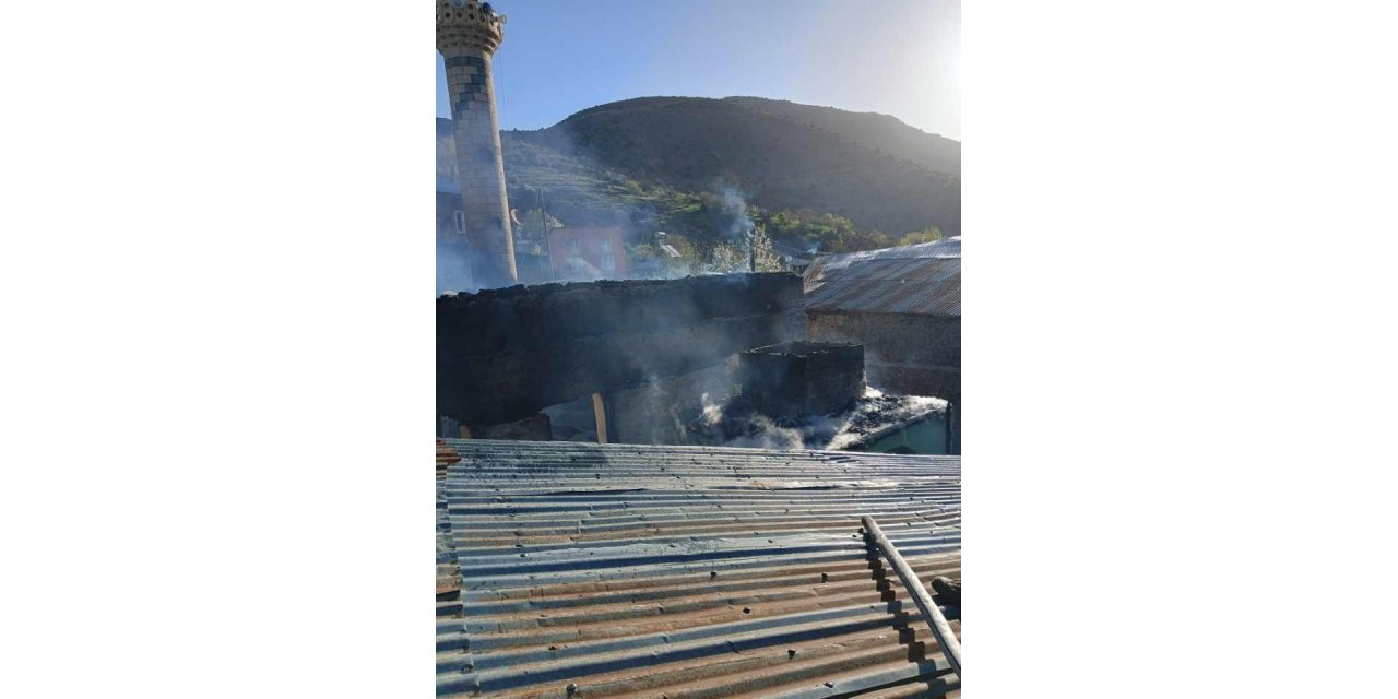 VİDEO - Camide çıkan yangın eve sıçradı