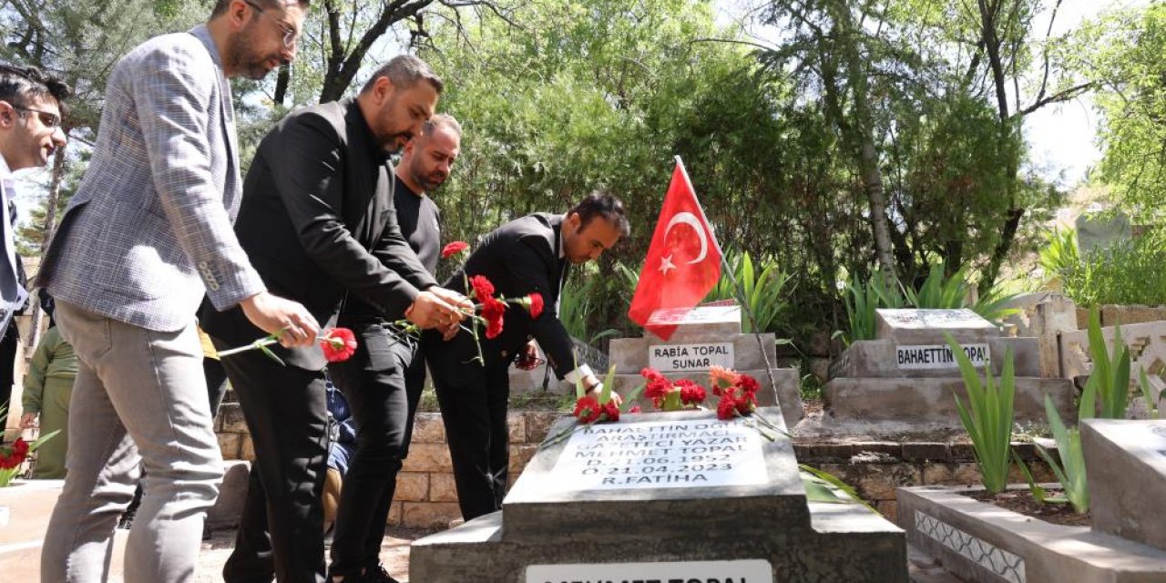 Gazeteci Yazar Mehmet Topal, kabri başında anıldı