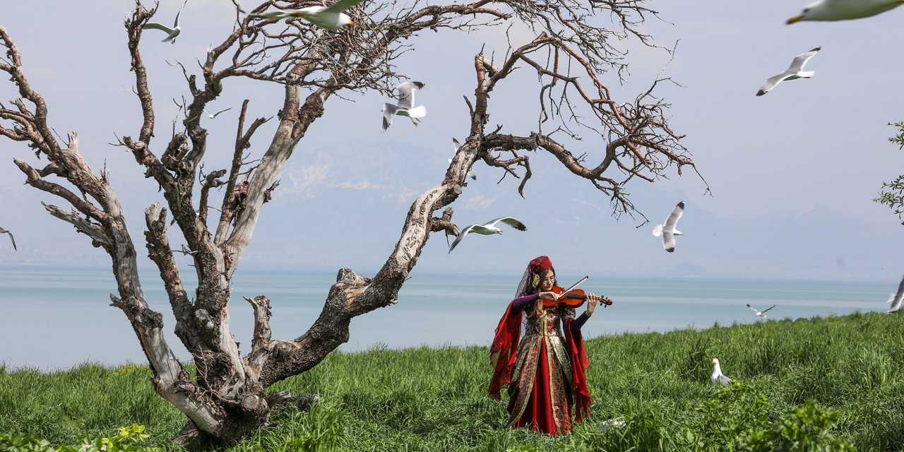 Van'da fotoğraf tutkunları Çarpanak Adası'nı görüntüledi