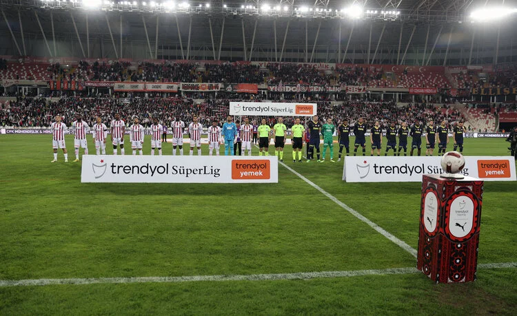 Fenerbahçe, şampiyonluk yarışında Sivasspor'a takıldı