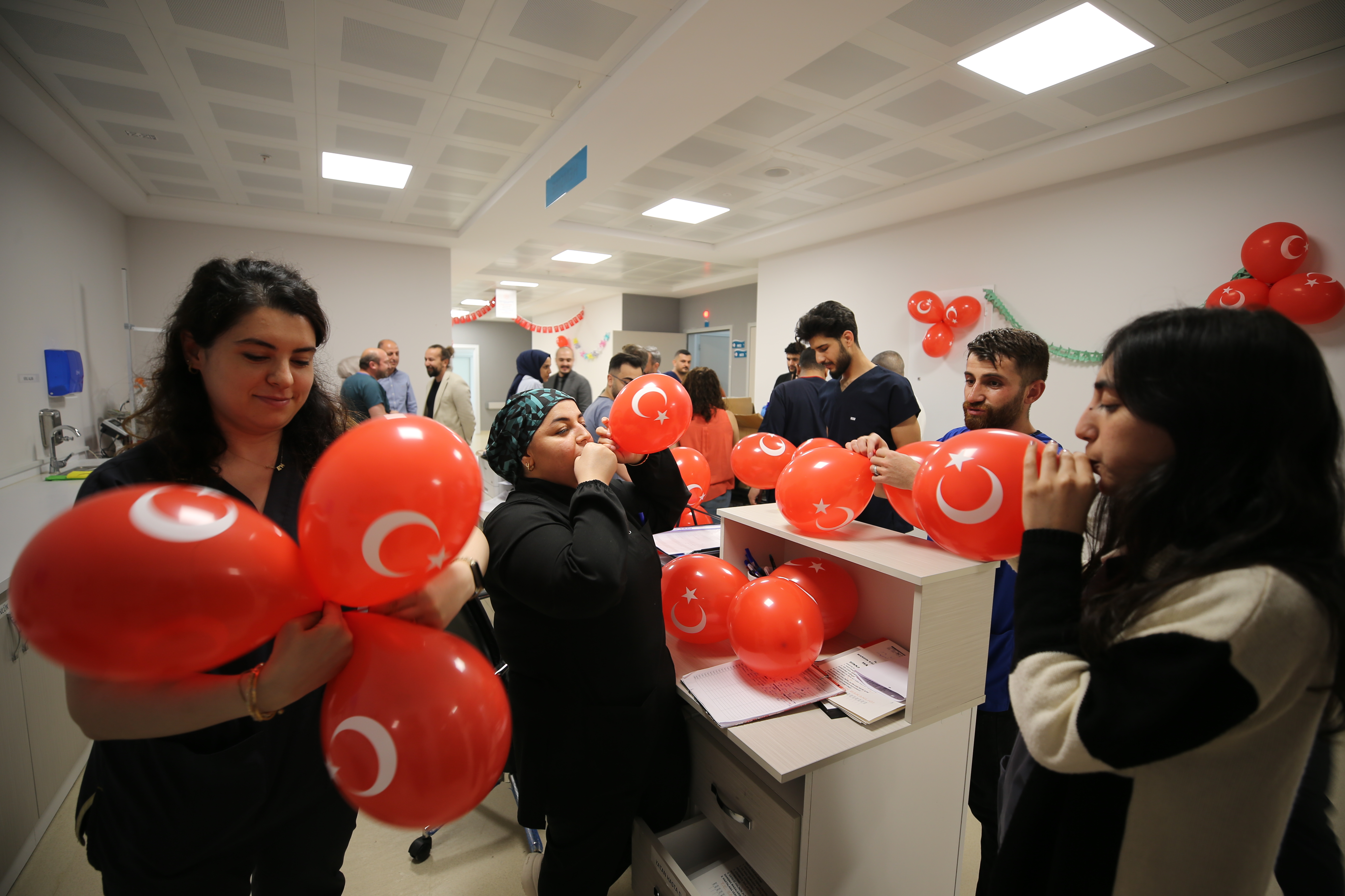 Mardin'de hastanede tedavi gören çocuklara 23 Nisan sürprizi