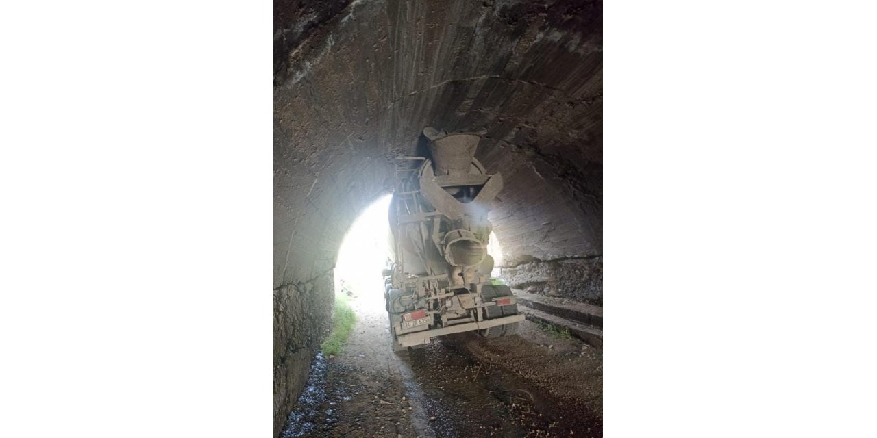 Beton mikseri köprüye sıkıştı