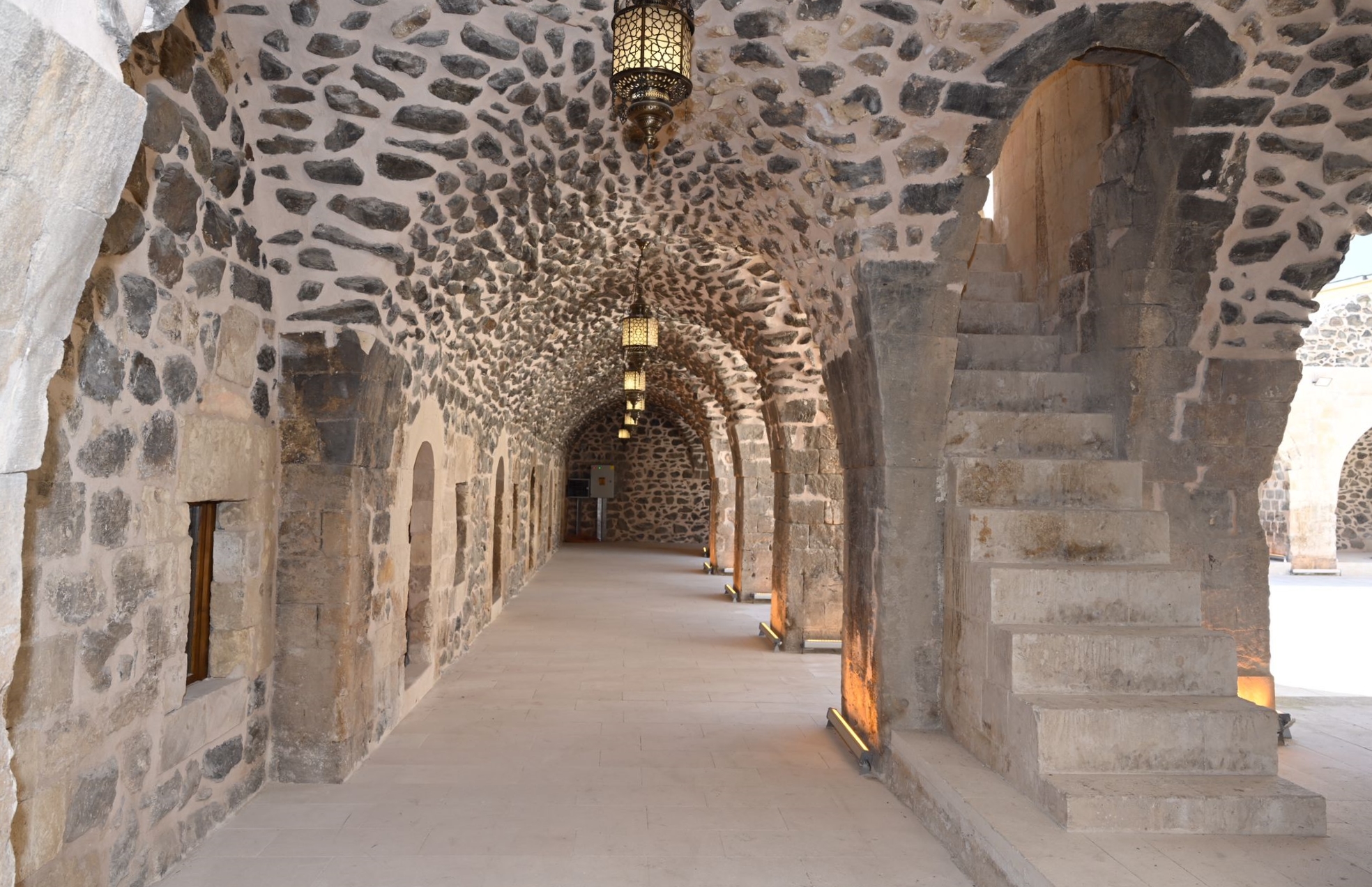 Canalp, tarihi Mor Kiryakus Manastırı'ndaki restorasyon çalışmalarını inceledi