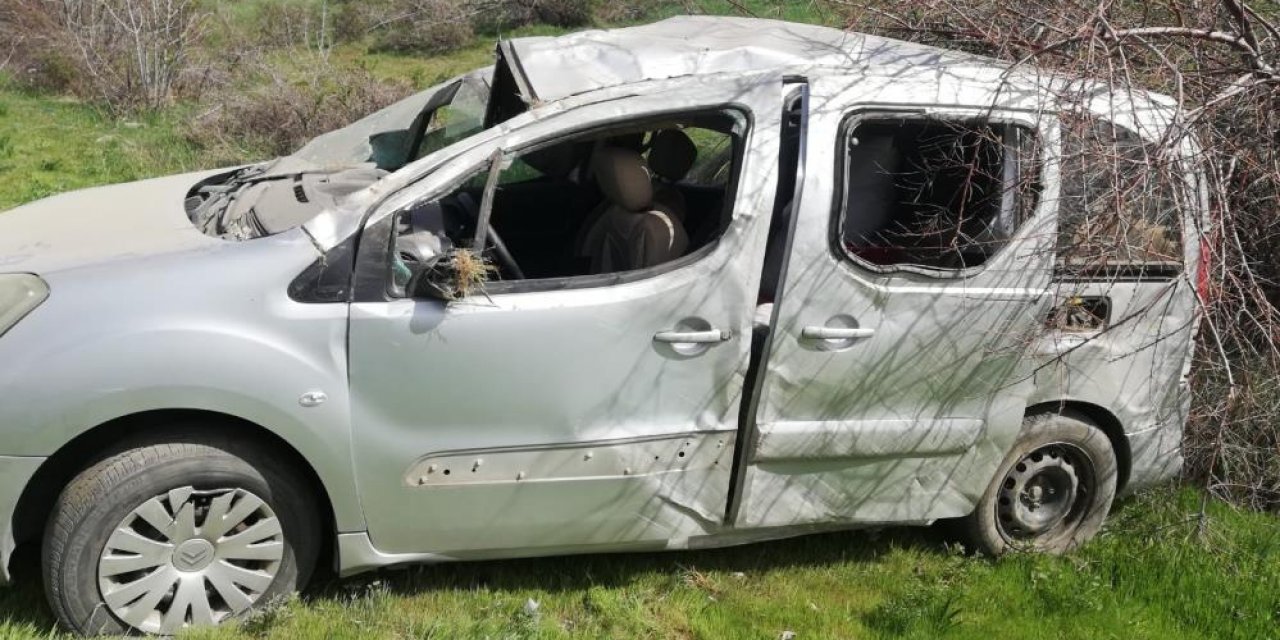 Kontrolden çıkan kamyonet şarampole yuvarlandı: 4 yaralı