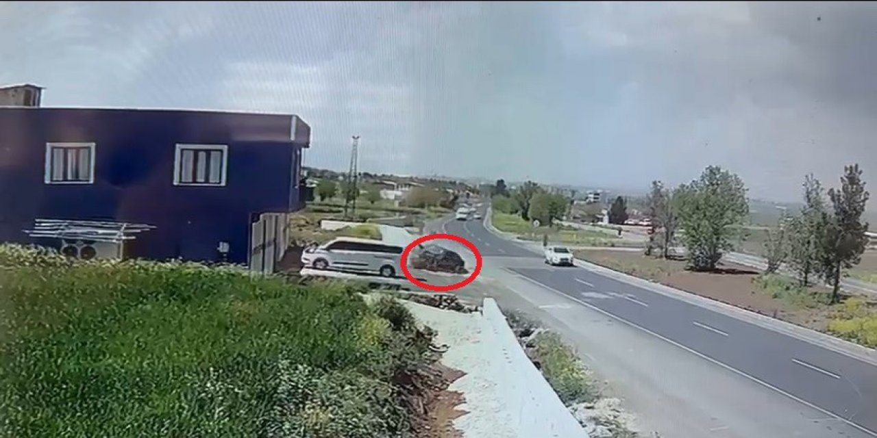 VİDEO - Diyarbakır’da kontrolden çıkan otomobilin kaza anı kamerada