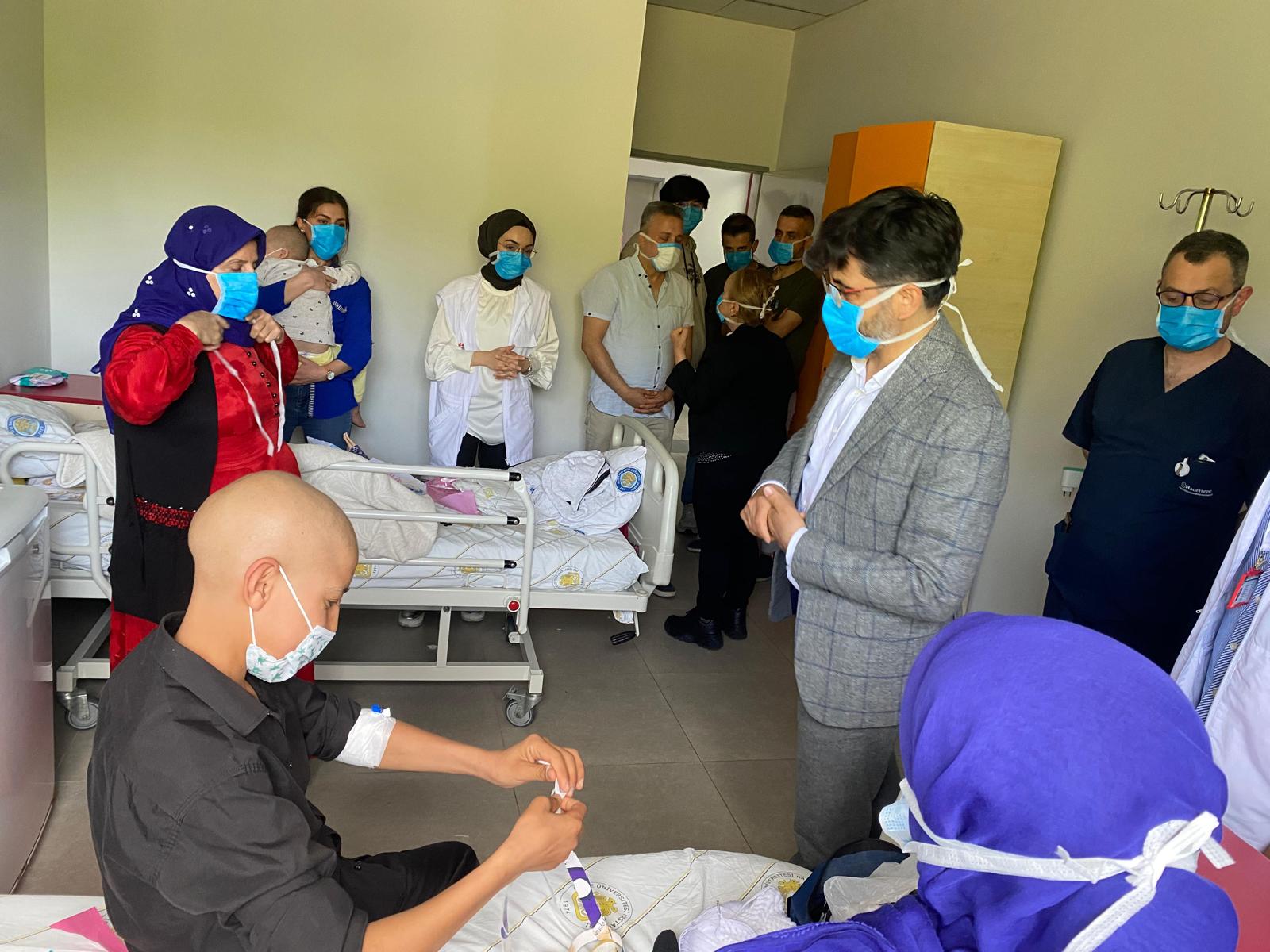 Rektör Karakoç, hastanede yatan çocukları ziyaret etti