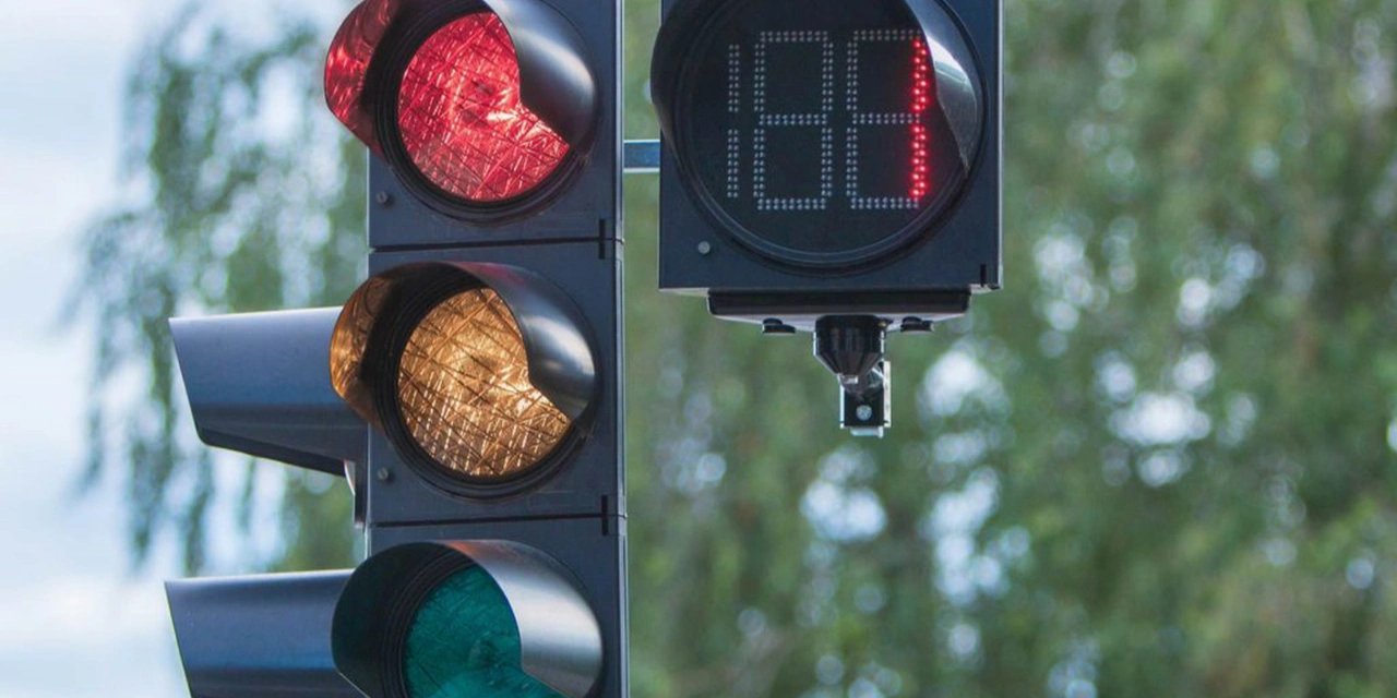 Kırmızı ışık ihlali yapan sürücü 1’i bebek 4 kişiye çarptı