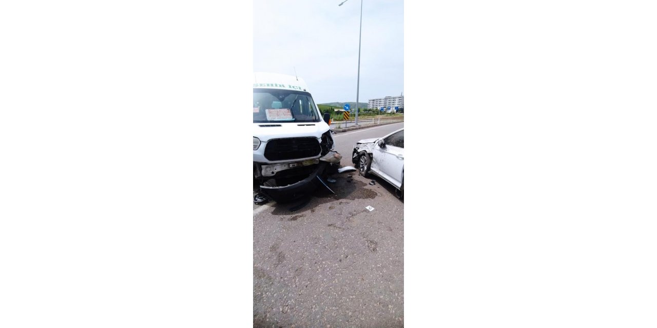 Siirt'te otomobil ile minibüs çarpıştı: 7 yaralı