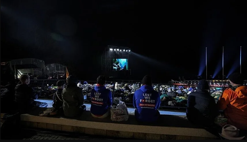 Anzak Koyu'nda geleneksel "Şafak Ayini"