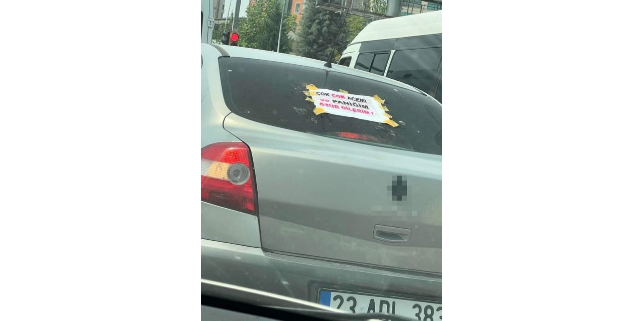 Aracına, ‘Çok çok acemi ve paniğim özür dilerim’ yazdı, trafiğe çıktı