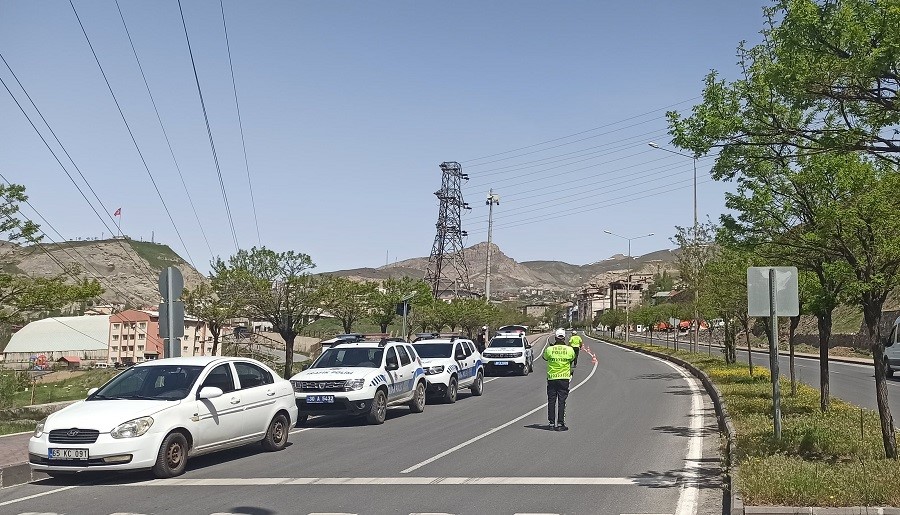 Hakkari’de dronlu trafik denetimi