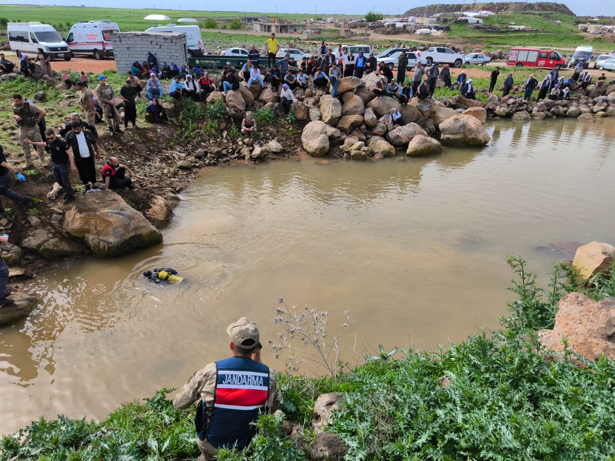 Gölete giren genç boğuldu