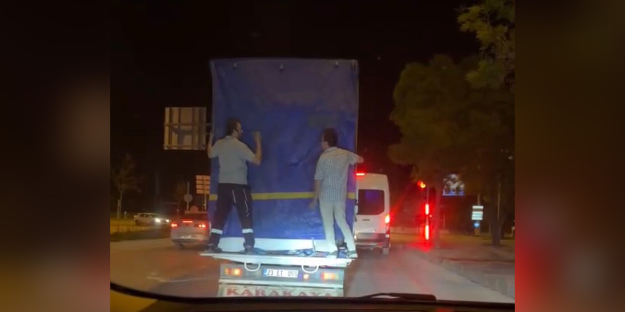 Kamyonun arkasında tehlikeli yolculuk kameralara yansıdı