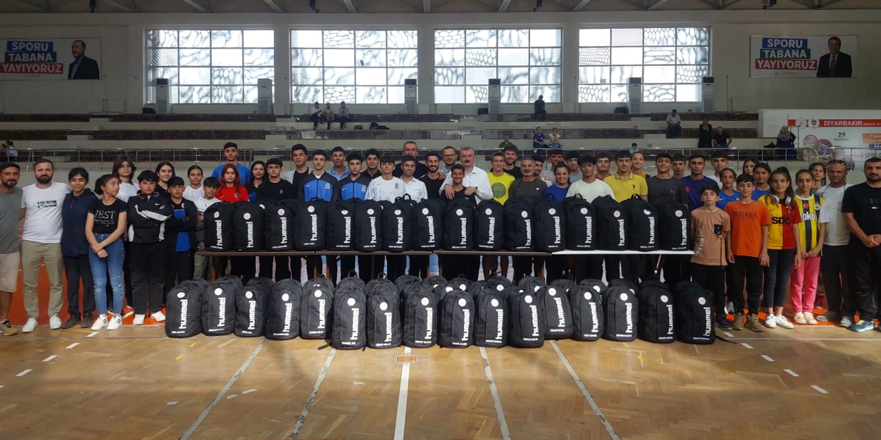 VİDEO - Diyarbakır'daki 88 sporcu ve antrenöre malzeme desteği