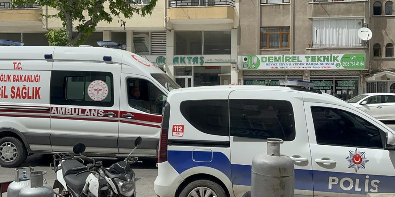 Yaşlı adam yüzünden bıçaklandı