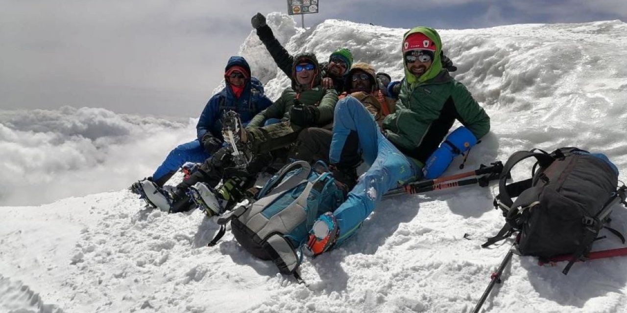 İlkbaharda Ağrı Dağı zirvesinde kayak keyfi