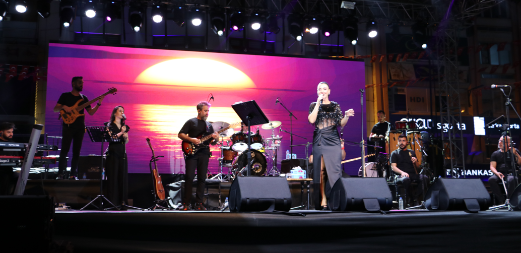 Sanatçı Sevcan Orhan Kilis'te sahne aldı