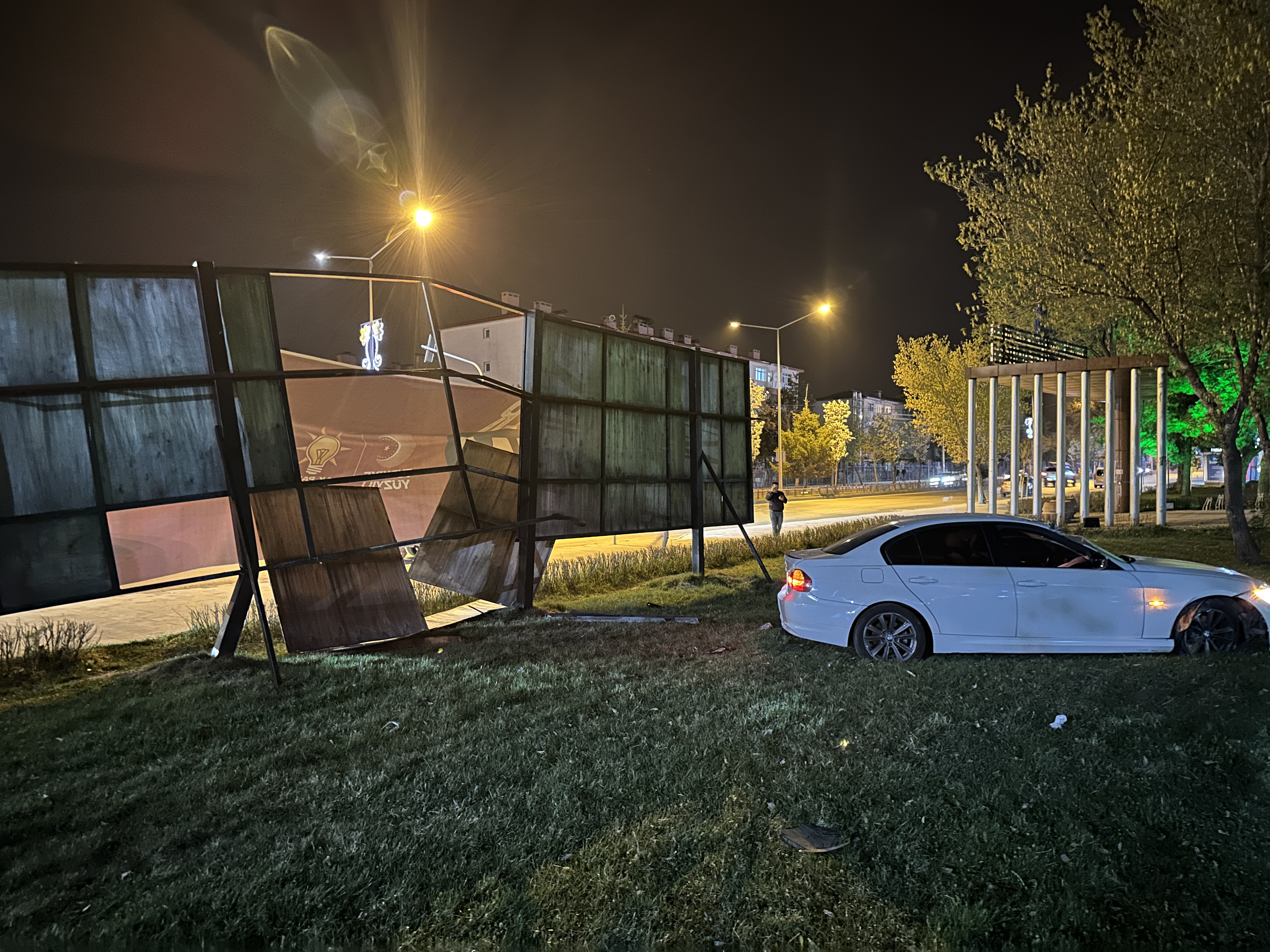 Reklam panosuna çarpan otomobildeki bir kişi yaralandı