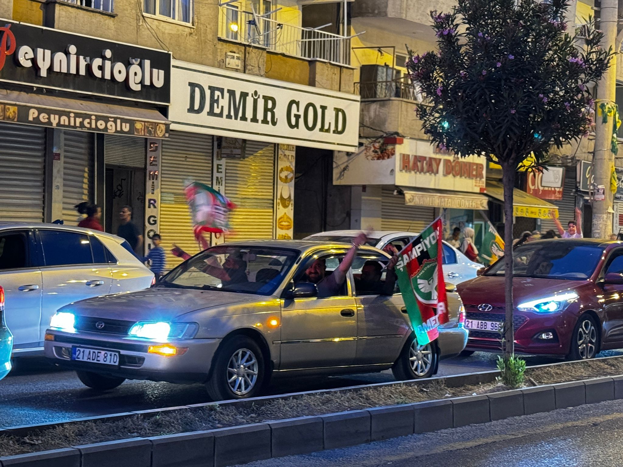 VİDEO - Diyarbakır’da trafik kilitlendi!