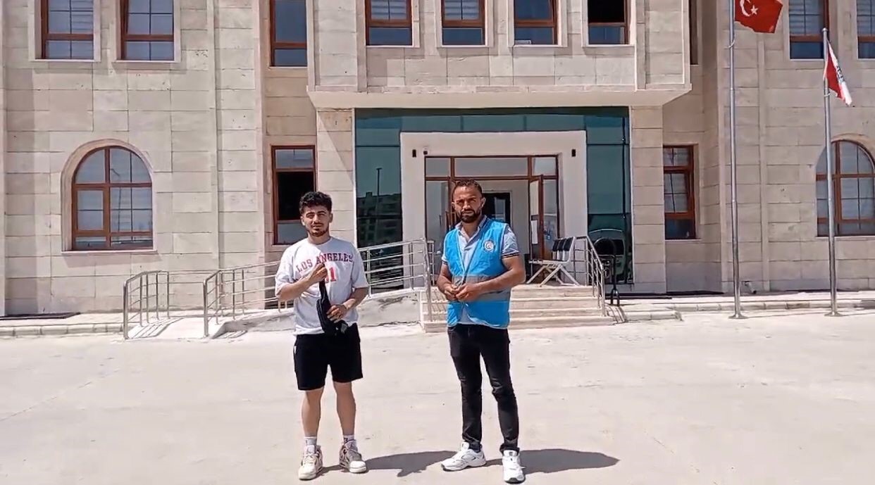 Belediye personelinden örnek davranış; Yerde bulduğu içi para dolu çantayı sahibine teslim etti