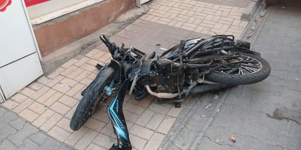 Motosiklet ile otomobil çarpıştı: 2 yaralı