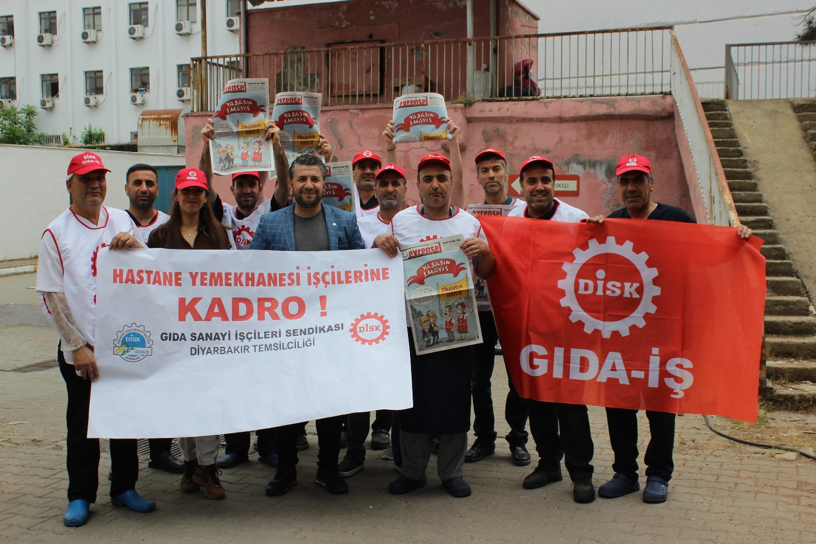Diyarbakır’da yemekhane işçileri 1 Mayıs'ı kutladı