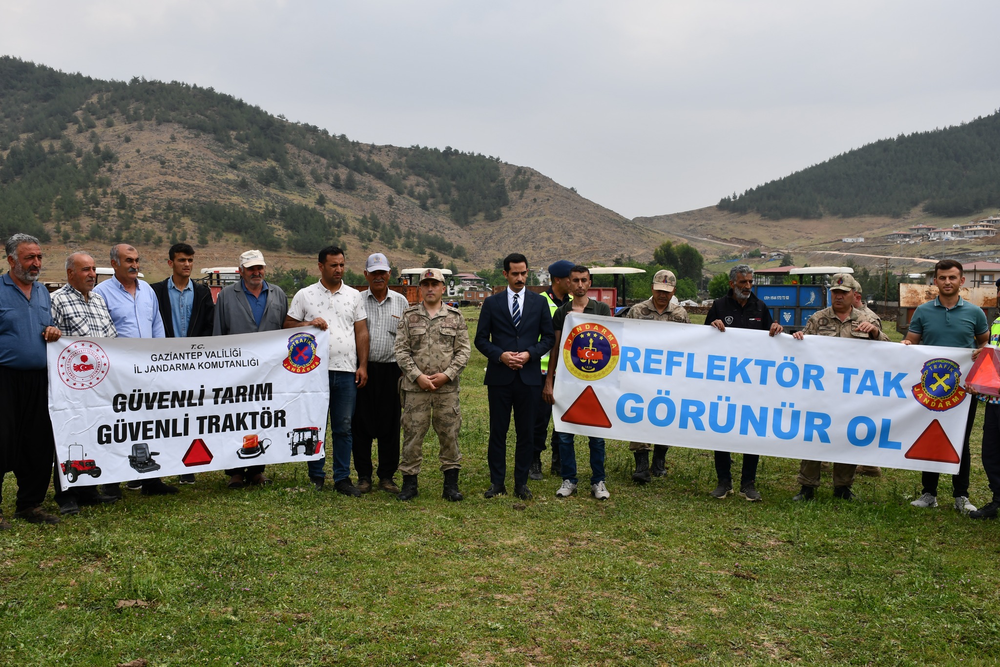 İslahiye'de traktör sürücülerine reflektör dağıtıldı