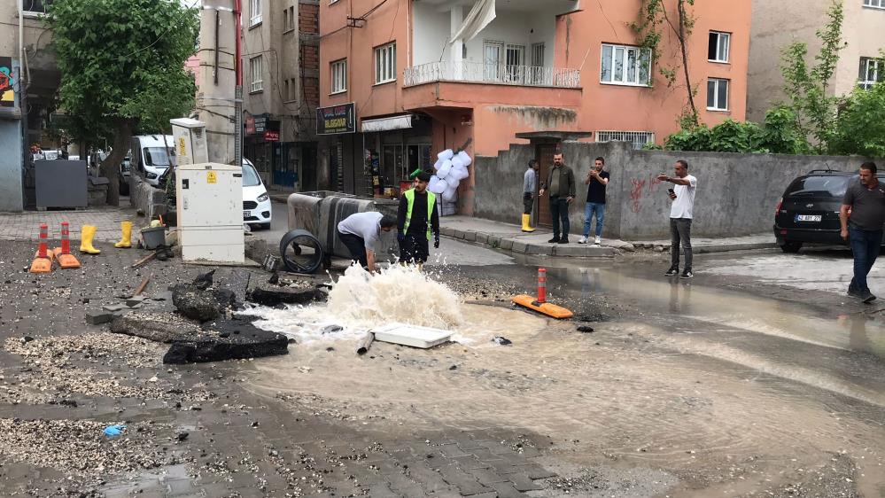 Drenaj açmak isterken su borusunu patlattılar