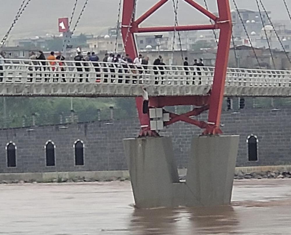 Köprüden nehre atlayan kadın kurtarıldı
