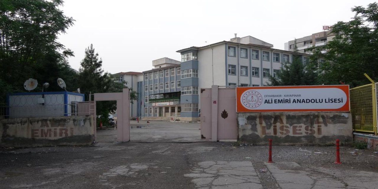 Diyarbakır'da okul müdürünü bıçaklayan öğrenci tutuklandı