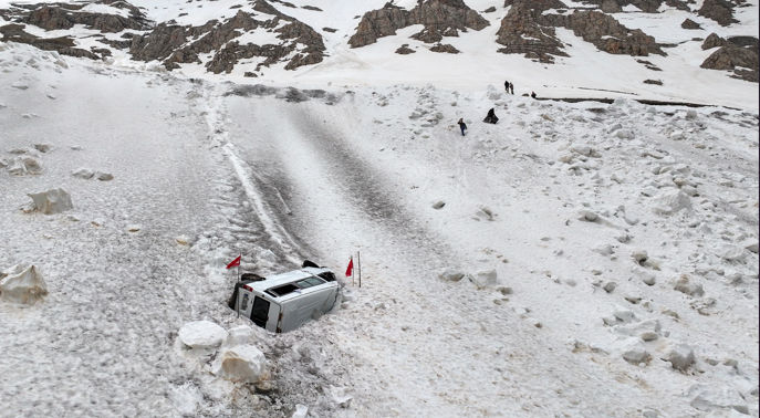 Kar altında kalan minibüsünü çıkaracağı günü bekliyor