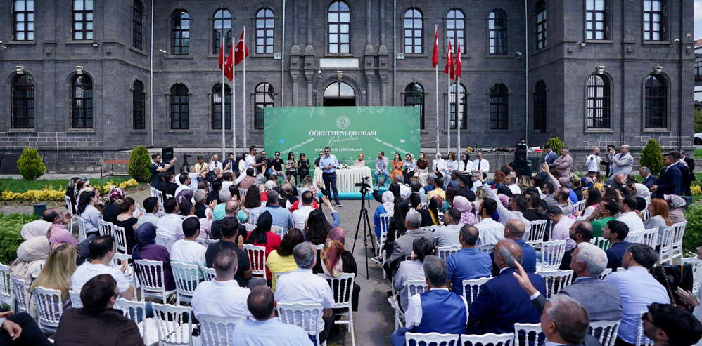 Bakan Tekin Diyarbakır'da öğretmenlerle buluştu