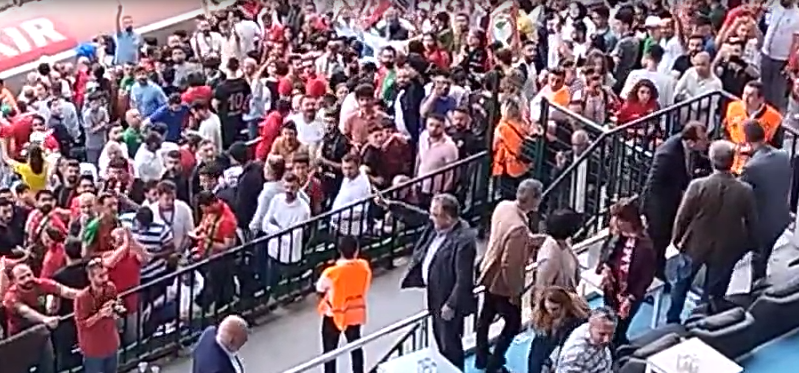 Diyarbakır CHP ve Dem Partili vekiller alkışlandı