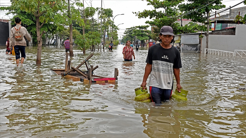 Endonezya'da sel ve toprak kayması: 15 ölü