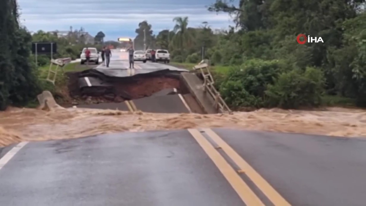 Brezilya'da sel felaketi: Köprü yıkıldı!